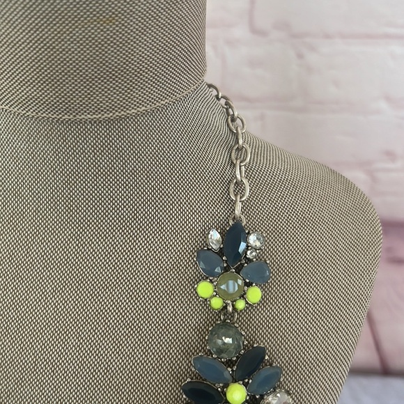 Stella & Dot  radium cluster multi color crystals necklace 18” glows w/UV light - Picture 4 of 10